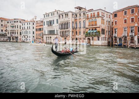 Venedig, Italien - Juli 02, 2017: Gondel auf Canal Grande in Venedig mit bunten Häusern im Hintergrund. Boote sind das wichtigste Transportmittel in der c Stockfoto