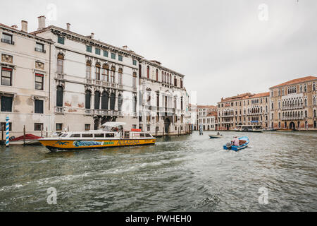 Venedig, Italien - Juli 02, 2017: Boote auf dem Canal Grande in Venedig mit bunten Häusern an den Seiten. Boote sind die wichtigsten Verkehrsmittel in der Stadt. Stockfoto