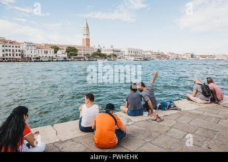 Venedig, Italien - Juli 02, 2017: die Menschen am Ufer des Grand Canal in Venedig, Italien, sitzen, entspannen und die Aussicht bewundern. Venedig ist eine beliebte t Stockfoto