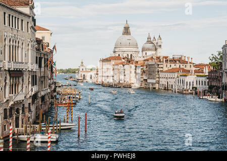 Venedig, Italien - Juli 02, 2017: Boote auf dem Canal Grande in Venedig mit bunten Häusern an den Seiten. Boote sind die wichtigsten Verkehrsmittel in der Stadt. Stockfoto