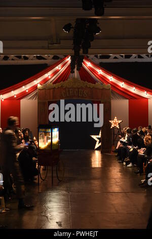 NEW YORK, NY - 21. April: Hintergrund Start- und Landebahn bei der Jenny Packham Frühjahr/Sommer 2018 bridal Collection fashion show an 775 Washington Street Stockfoto