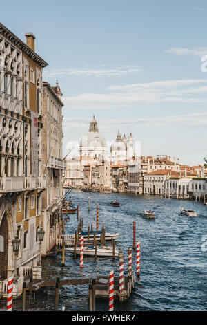 Venedig, Italien - Juli 02, 2017: Boote auf dem Canal Grande in Venedig mit bunten Häusern an den Seiten. Boote sind die wichtigsten Verkehrsmittel in der Stadt. Stockfoto