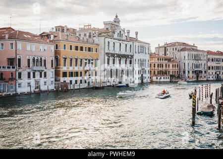 Venedig, Italien - Juli 02, 2017: Boote auf dem Canal Grande in Venedig mit bunten Häusern an den Seiten. Boote sind die wichtigsten Verkehrsmittel in der Stadt. Stockfoto