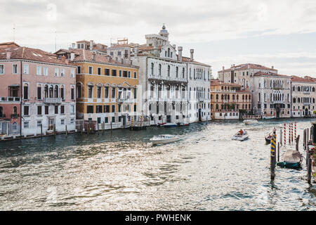 Venedig, Italien - Juli 02, 2017: Boote auf dem Canal Grande in Venedig mit bunten Häusern an den Seiten. Boote sind die wichtigsten Verkehrsmittel in der Stadt. Stockfoto