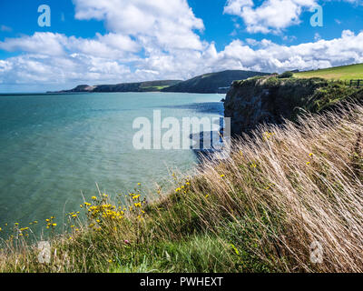 Blick von der Küste weg in Richtung tresaith an der walisischen Küste in Ceredigion. Stockfoto