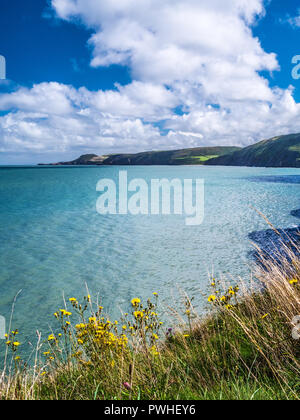 Blick von der Küste weg in Richtung tresaith an der walisischen Küste in Ceredigion. Stockfoto