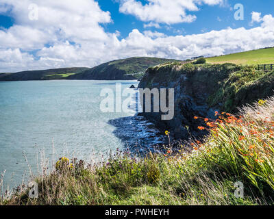 Blick von der Küste weg in Richtung tresaith an der walisischen Küste in Ceredigion. Stockfoto