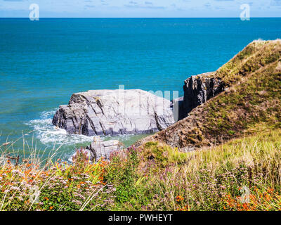 Blick von der Küste weg in Richtung tresaith an der walisischen Küste in Ceredigion. Stockfoto