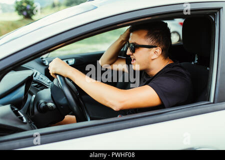 Junger Mann, der ein Auto fährt über Verkehrsunfall, Windschutzscheibe, schockiert Stockfoto