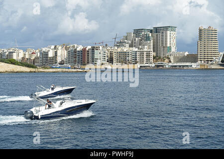 Mit Schnellbooten in den Hafen von Marsamxett Kraft auf die Hochhäuser von Sliema, Malta Stockfoto
