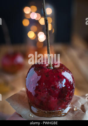 Close-up Candy Apple auf hölzernen Hintergrund Stockfoto