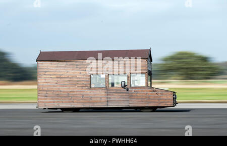 Kevin Nicks fährt den schnellsten Schuppen der Welt während des Top Speed & Wheelie Events von Straightliners im Elvington Airfield in Yorkshire. Stockfoto