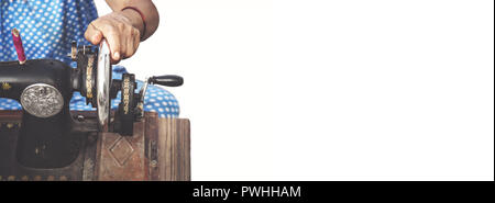 7/8 Nahaufnahme einer Frau mit Nähmaschine Stockfoto