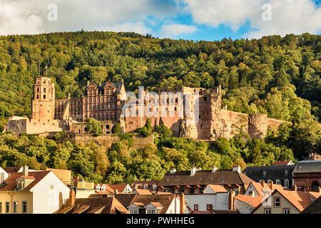 Ruinen der Burg über den Dächern der Heidelberger Altstadt Stockfoto