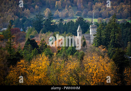 Balmoral im Herbst Farben auf der Royal Deeside, Aberdeenshire umgeben. Stockfoto