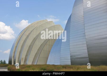 KANSAS CITY, MO-Ansicht der Kauffman Center für Darstellende Kunst in Kansas City, Missouri entfernt. Stockfoto