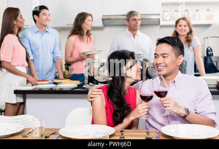 Paar genießt die Trinken Stockfoto