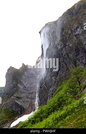 Wasser fällt in Western Brook Pond, Gros Morne National Park, Neufundland, Kanada, Tischplatte in den Bergen, im Landesinneren fjiord Stockfoto