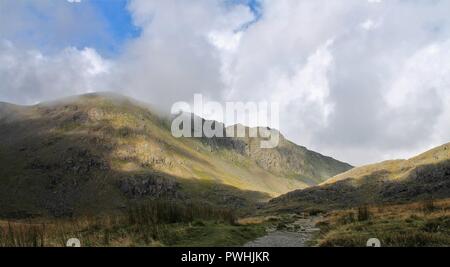 Coniston UK. Blick Richtung Ziegen Wasser und Dow Crag im englischen Lake District, Cumbria GROSSBRITANNIEN. Stockfoto