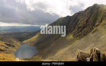 Coniston UK. Blick Richtung Ziegen Wasser und Dow Crag im englischen Lake District, Cumbria GROSSBRITANNIEN. Stockfoto