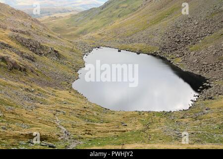 Coniston UK. Blick Richtung Ziegen Wasser und Dow Crag im englischen Lake District, Cumbria GROSSBRITANNIEN. Stockfoto