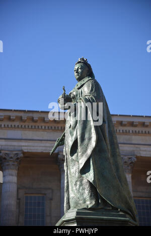 Die Statue von Queen Victoria steht an einer Ecke der Victoria Square, Birmingham außerhalb der Stadt rat Büros Stockfoto