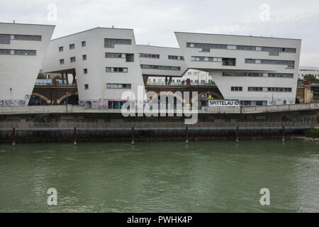 Zaha-Hadid-Haus (Zaha-Hadid-Bau) Britischer Irakischen geborene Architekt Zaha Hadid entworfen und in den Jahren 2004-2005 erbaut über die Wiener Stadtbahn von österreichischen modernistischen Architekten Otto Wagner im Wiener Bezirk Alsergrund in Wien, Österreich. Stockfoto