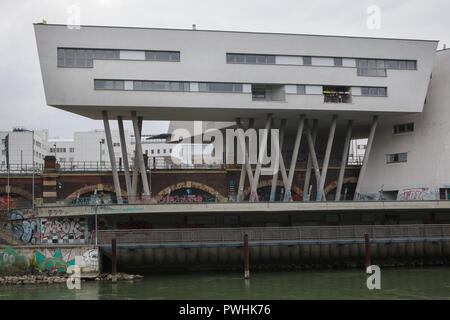 Zaha-Hadid-Haus (Zaha-Hadid-Bau) Britischer Irakischen geborene Architekt Zaha Hadid entworfen und in den Jahren 2004-2005 erbaut über die Wiener Stadtbahn von österreichischen modernistischen Architekten Otto Wagner im Wiener Bezirk Alsergrund in Wien, Österreich. Stockfoto