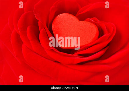 Rotes Herz in eine Rose Blume. Romantische Hintergrund Textur für einen Valentinstag oder Hochzeitstag Glückwunschkarte mit Text. Stockfoto