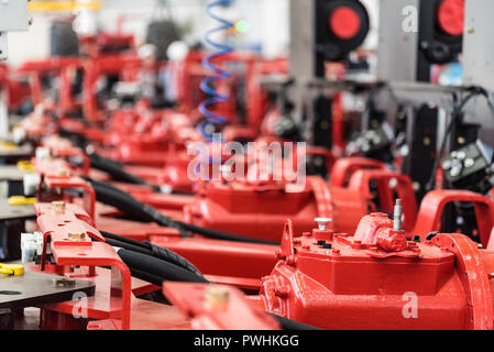 Neuer Mähdrescher Teile in modernen industriellen Fabrik Stockfoto