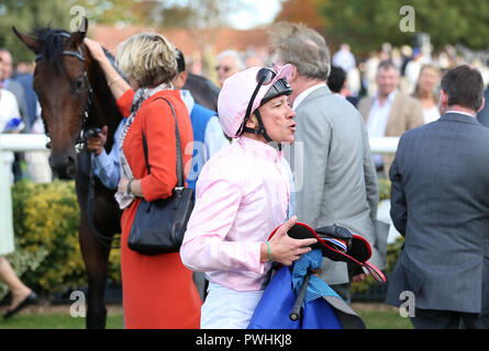 Frankie Dettori feiert den Gewinn der Darley Dewhurst Stakes Zu verdammt heiß geritten Stockfoto