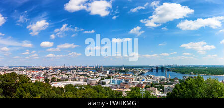 Schöne Panoramasicht auf Kiew von St. Andrew's Church Stockfoto