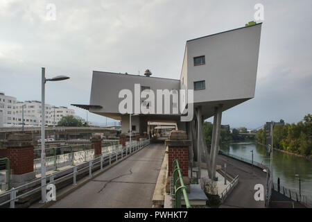 Zaha-Hadid-Haus (Zaha-Hadid-Bau) Britischer Irakischen geborene Architekt Zaha Hadid entworfen und in den Jahren 2004-2005 erbaut über die Wiener Stadtbahn von österreichischen modernistischen Architekten Otto Wagner im Wiener Bezirk Alsergrund in Wien, Österreich. Stockfoto