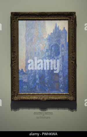 Gemälde "Das Portal und die Tour d'Albane in der Dämmerung" (1894) aus der Serie "Kathedrale von Rouen" der Französischen impressionistischen Malers Claude Monet auf Anzeige an seine retrospektive Ausstellung in der Albertina in Wien, Österreich. Die Ausstellung, die der Gründer der Französischen impressionistischen Malerei wird bis zum 6. Januar 2019 gewidmet. Stockfoto