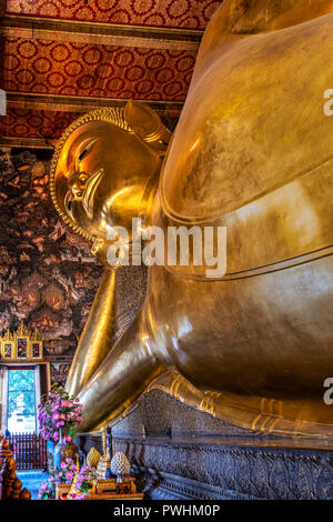Liegenden Buddha goldene Statue, Wat Pho, Bangkok, Thailand Stockfoto