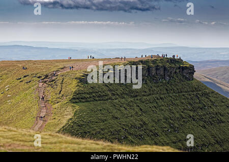 Bild: Menschen auf dem Gipfel des Mais Du. Sonntag, 07 Oktober 2018: Re: Wanderer die Wetter in die Brecon Beacons, Wales, UK. Stockfoto