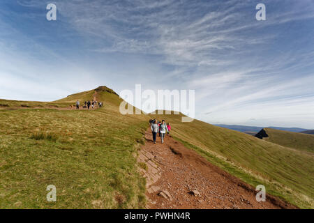 Im Bild: Wanderer auf dem Pfad zwischen den Gipfeln von Mais Du (L) und Pen Y Fan (C). Sonntag, 07 Oktober 2018: Re: Wanderer die weat machen Stockfoto