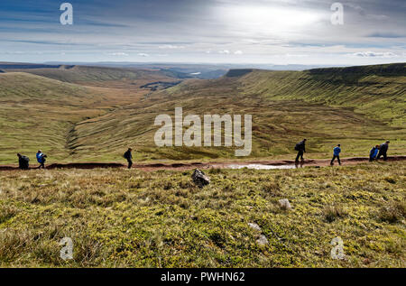 Im Bild: Wanderer auf dem Weg zum Gipfel. Re: Blick auf die Brecon Beacons in Mid Wales, Großbritannien Stockfoto