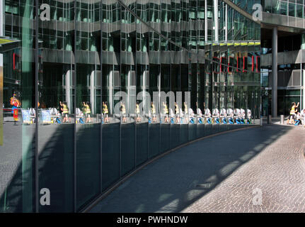 Eine sehr interessante, abstrakte und die Bilder, die in einer riesigen, verglasten, Gebäude am Potsdamer Platz, Berlin verursacht. Stockfoto