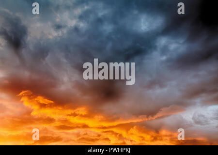 Schöne Wolken und blauer Himmel bei Sonnenuntergang mit rosa und violetten Tönen über England UK. Cloudscape und skyscape Hintergrund Stockfoto