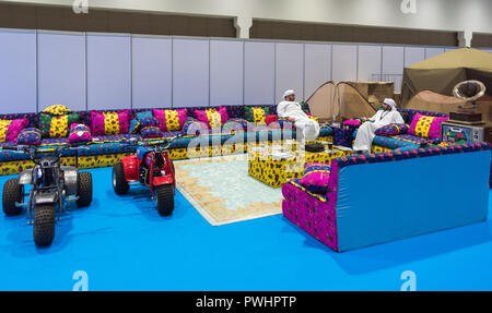 26.September 2018: Komfortable farbenfrohen Sofas, traditionellen arabischen Stil Zimmer, Abu Dhabi, VAE Stockfoto