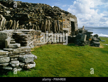 Anzeigen SSE der Eingang zu Midhowe Eisenzeit broch an der SW-Küste der Insel mit Blick auf Rousay Eynhallow Ton- & Orkney Mainland, Schottland, Großbritannien. Stockfoto