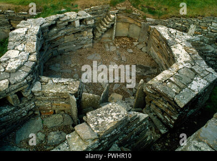 Anzeigen ENE von Midhowe Eisenzeit broch Tower, Rousay, Orkney, Schottland, UK, in einem späteren Haus baute gegen landwärtigen Rampart & Der broch Graben. Stockfoto