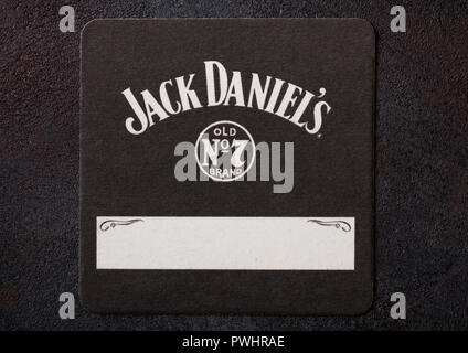 LONDON, UK - 22. AUGUST 2018: Jack Daniel's Papier matte Coaster auf schwarzem Hintergrund. Stockfoto