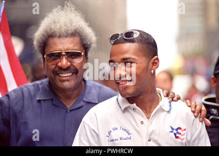 Don King mit Box-Weltmeister Felix Trinidad an der NEW YORK CITY Puerto Rican Day Parade Stockfoto