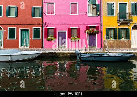 Bunte Häuser im Kanal in Burano, Venedig, Italien, nieder Stockfoto