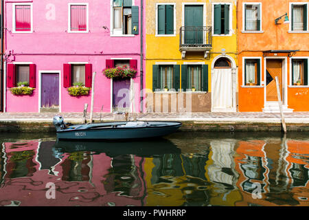 Bunte Häuser im Kanal in Burano, Venedig, Italien, nieder Stockfoto