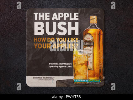 LONDON, UK - 22. AUGUST 2018: Bushmills Irish Whiskey Papier matte Coaster auf schwarzem Hintergrund. Stockfoto