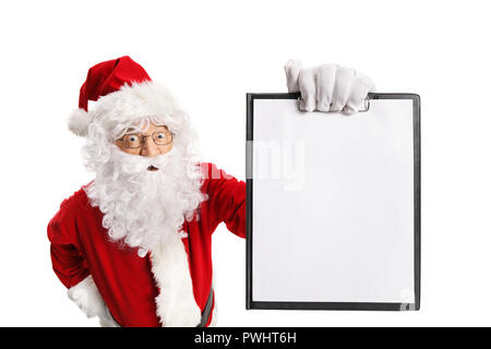 Überrascht Santa Claus Holding eine Leere Zwischenablage auf weißem Hintergrund Stockfoto