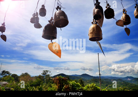 Reihe von goldenen Glocken im buddhistischen Tempel. Hintergrund der Berge in Asien, Thailand. Buddha Berg Stockfoto